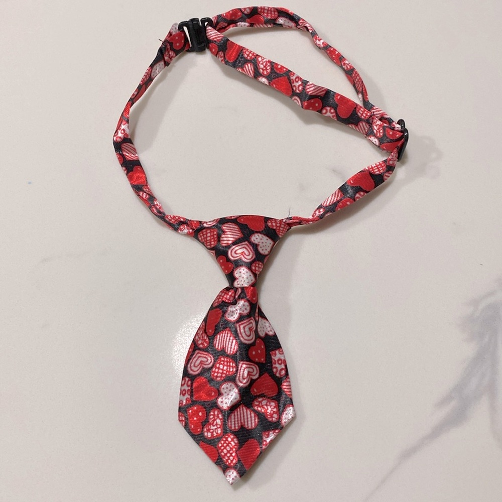 Valentine’s Day adjustable dog tie collar - red heart pattern
